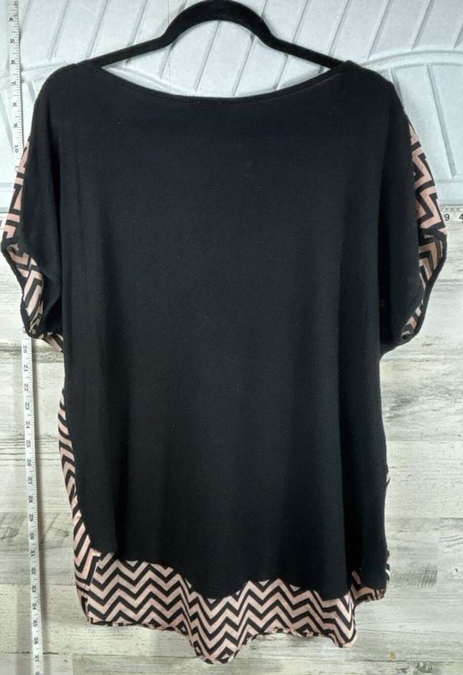 Espresso Plus Tunic Top Size 1X Chevron Short Sleeve Black Pink Blouse - Picture 5 of 6